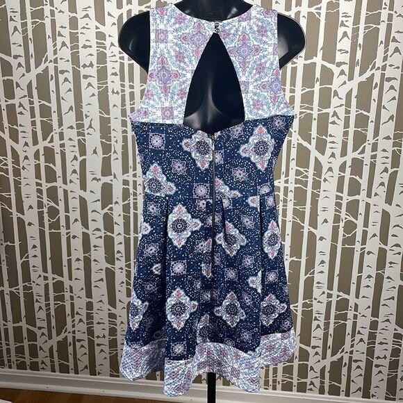 Rewind Textured High Neck Cut Out Fit & Flare Dress Blue Pink sz L - Picture 5 of 14